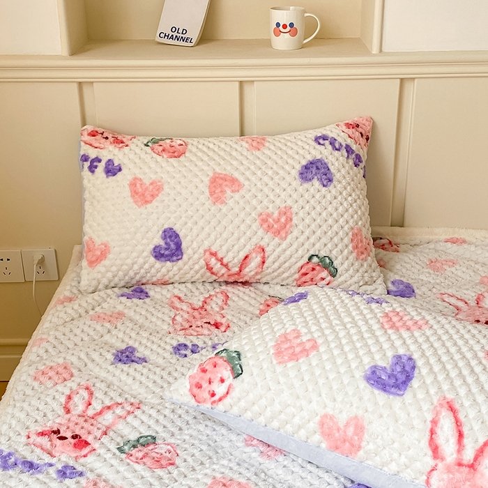 91家纺网 家纺一手货源 找家纺 澳梵家居 2023新款豆豆绒夹棉床护垫 爱心草莓兔