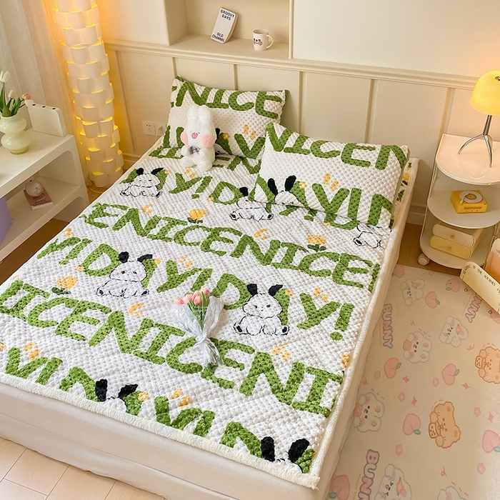 91家纺网 家纺一手货源 找家纺 澳梵家居 2023新款豆豆绒夹棉床护垫 字母兔兔