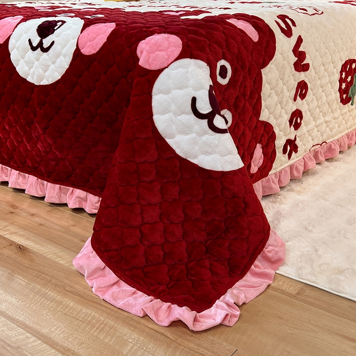 91家纺网 家纺一手货源 找家纺 美达 2025新款A类牛奶绒夹棉床盖 草莓熊