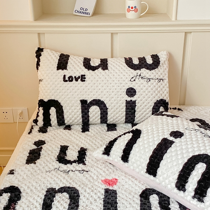 91家纺网 家纺一手货源 找家纺 澳梵家居 2023新款豆豆绒夹棉床护垫 M字母