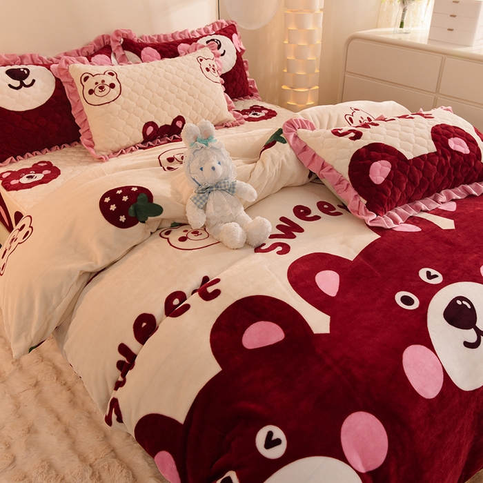 91家纺网 家纺一手货源 找家纺 美达 2025新款A类牛奶绒印花床笠款四件套 草莓熊