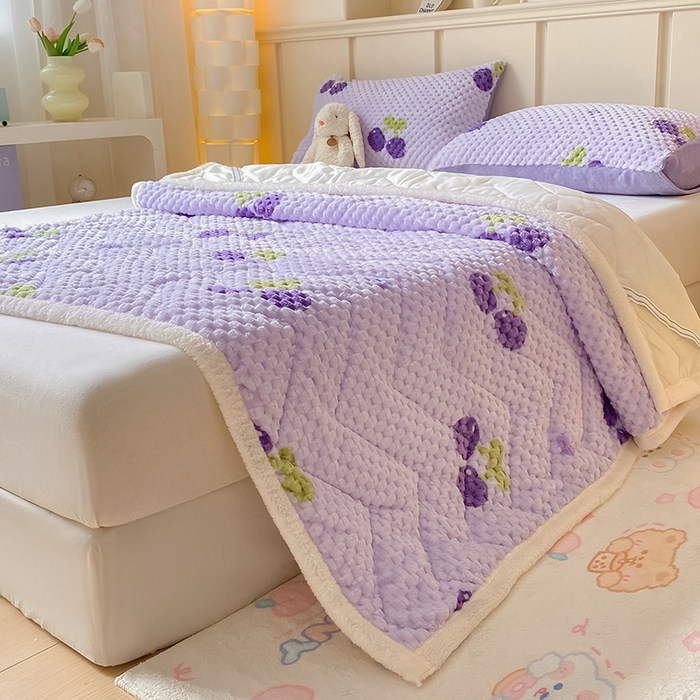 91家纺网 家纺一手货源 找家纺 澳梵家居 2023新款豆豆绒夹棉床护垫 紫樱桃