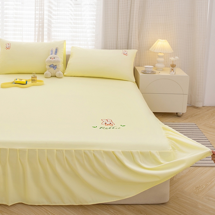 91家纺网 家纺一手货源 找家纺 极梦家纺（支持定制） 2025新款韩版纯色卡通单床裙三件套素色 米黄小兔