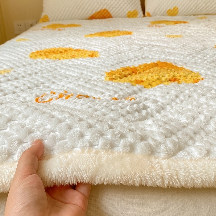 91家纺网 家纺一手货源 找家纺 澳梵家居 2023新款豆豆绒夹棉床护垫 芝士奶酪