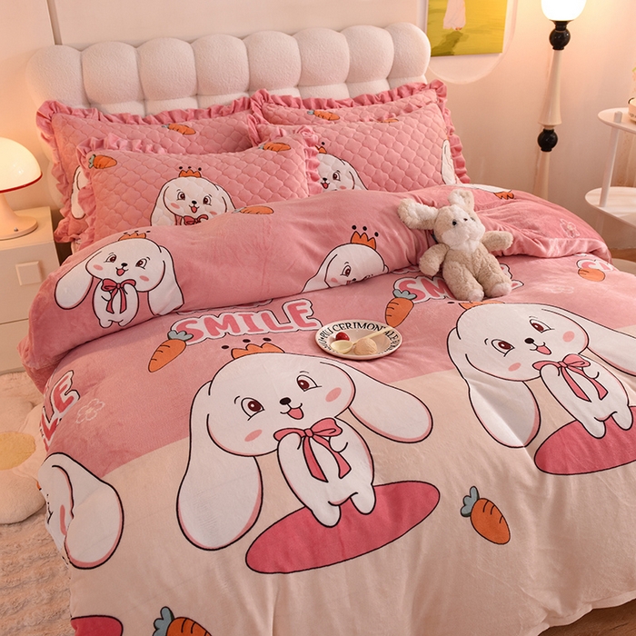 91家纺网 家纺一手货源 找家纺 美达 2025新款A类牛奶绒印花床笠款四件套 玉兔粉