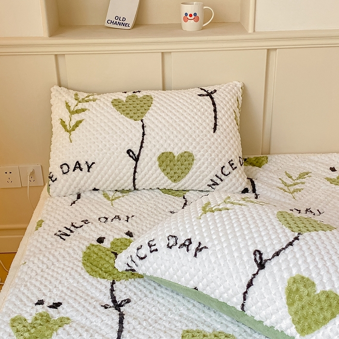 91家纺网 家纺一手货源 找家纺 澳梵家居 2023新款豆豆绒夹棉床护垫 春之物语