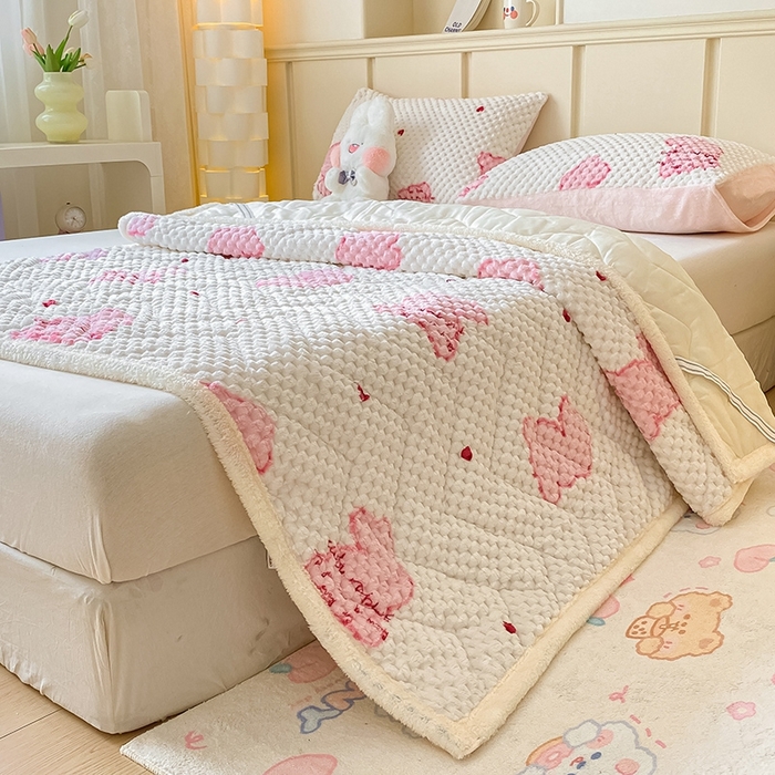 91家纺网 家纺一手货源 找家纺 澳梵家居 2023新款豆豆绒夹棉床护垫 一只兔兔