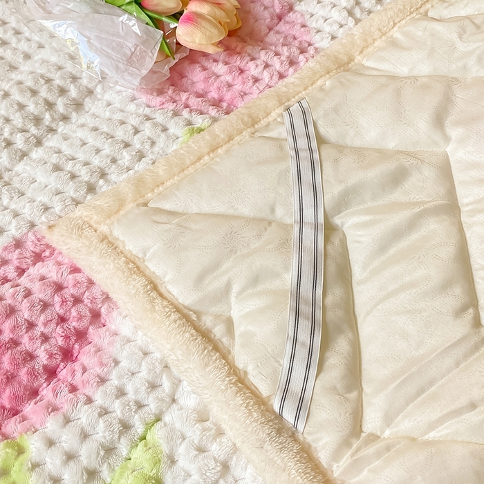 91家纺网 家纺一手货源 找家纺 澳梵家居 2023新款豆豆绒夹棉床护垫 粉色郁金香