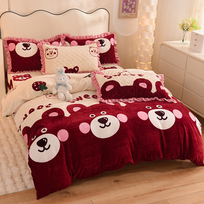 91家纺网 家纺一手货源 找家纺 美达 2025新款A类牛奶绒印花床笠款四件套 草莓熊