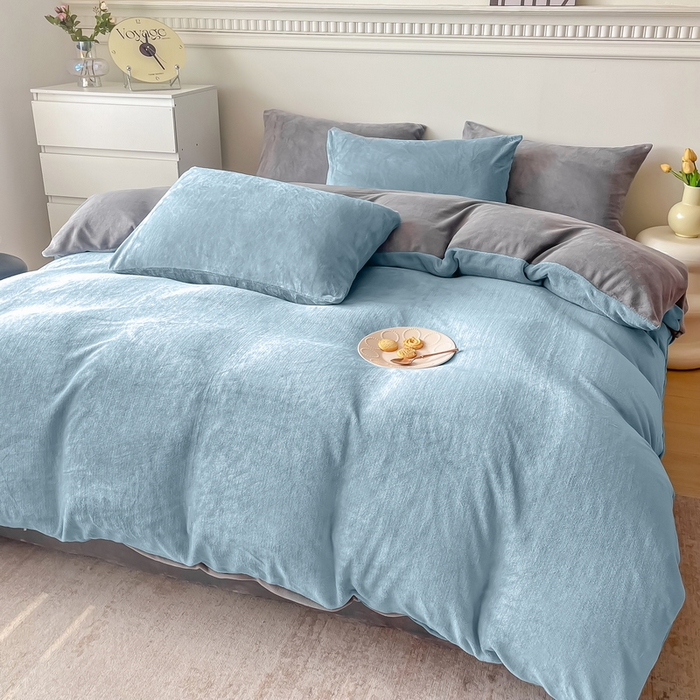 91家纺网 家纺一手货源 找家纺 莎臣豹 2025新款牛奶绒双拼撞色系四件套 浅蓝灰