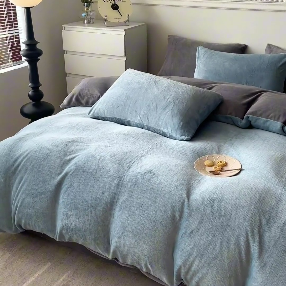 91家纺网 家纺一手货源 找家纺 莎臣豹 2025新款牛奶绒双拼撞色系四件套 浅蓝灰