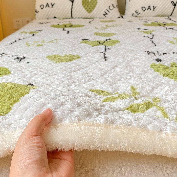 91家纺网 家纺一手货源 找家纺 澳梵家居 2023新款豆豆绒夹棉床护垫 春之物语