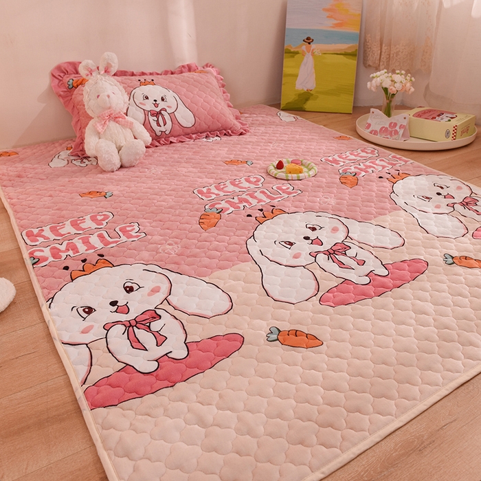 91家纺网 家纺一手货源 找家纺 美达 2025新款A类牛奶绒夹棉床垫 玉兔粉