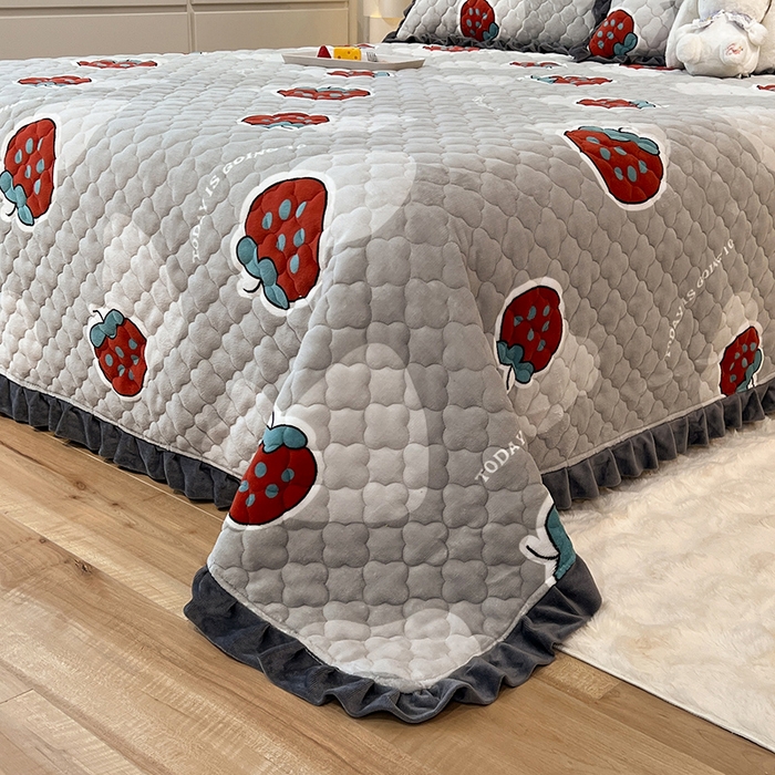 91家纺网 家纺一手货源 找家纺 美达 2025新款A类牛奶绒夹棉床盖 草莓派