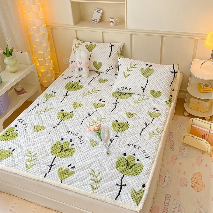 91家纺网 家纺一手货源 找家纺 澳梵家居 2023新款豆豆绒夹棉床护垫 春之物语