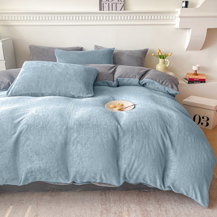 91家纺网 家纺一手货源 找家纺 莎臣豹 2025新款牛奶绒双拼撞色系四件套 浅蓝灰