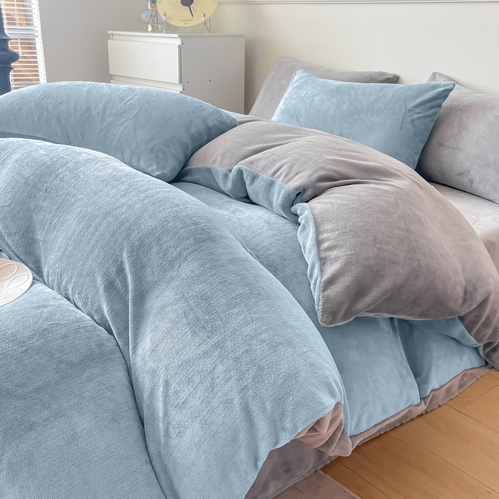 91家纺网 家纺一手货源 找家纺 莎臣豹 2025新款牛奶绒双拼撞色系四件套 浅蓝灰