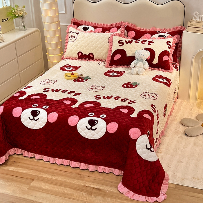 91家纺网 家纺一手货源 找家纺 美达 2025新款A类牛奶绒夹棉床盖 草莓熊