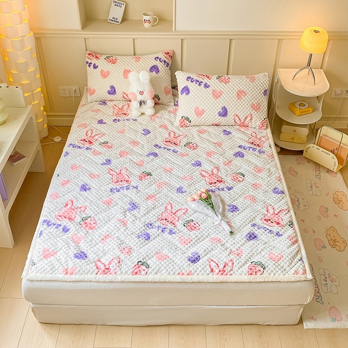 91家纺网 家纺一手货源 找家纺 澳梵家居 2023新款豆豆绒夹棉床护垫 爱心草莓兔