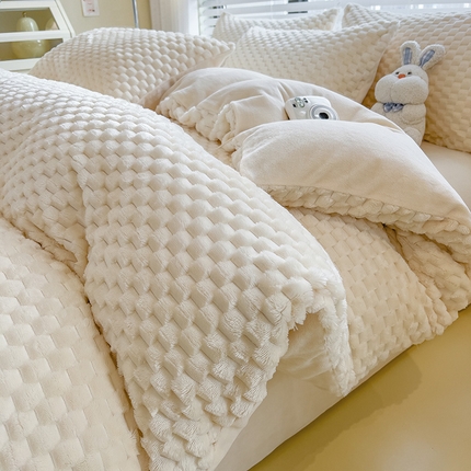 91家纺网 家纺一手货源 找家纺 （总）丝幔家纺 2025新款亲肤舒适母婴级豆豆绒被套四件套