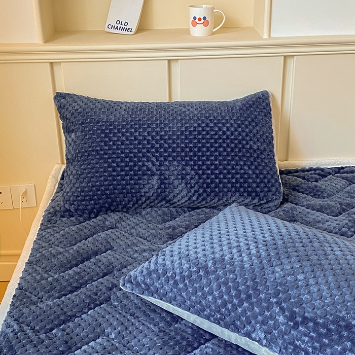 91家纺网 家纺一手货源 找家纺 澳梵家居 2023新款豆豆绒夹棉床护垫 豆豆-蓝色