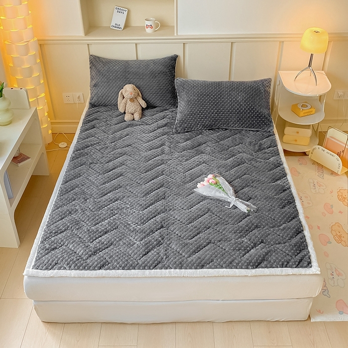 91家纺网 家纺一手货源 找家纺 澳梵家居 2023新款豆豆绒夹棉床护垫 豆豆-灰色