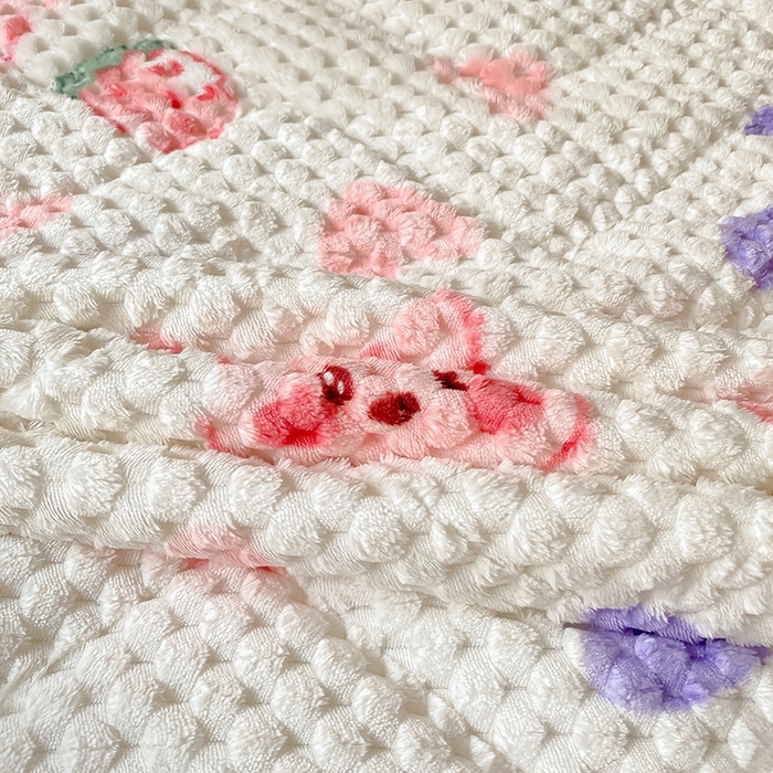 91家纺网 家纺一手货源 找家纺 澳梵家居 2023新款豆豆绒夹棉床护垫 爱心草莓兔