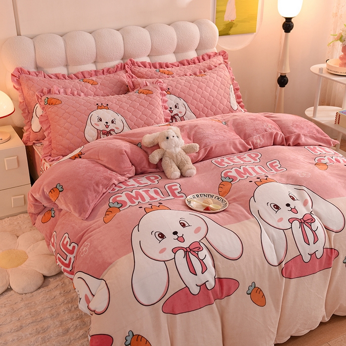 91家纺网 家纺一手货源 找家纺 美达 2025新款A类牛奶绒印花床笠款四件套 玉兔粉