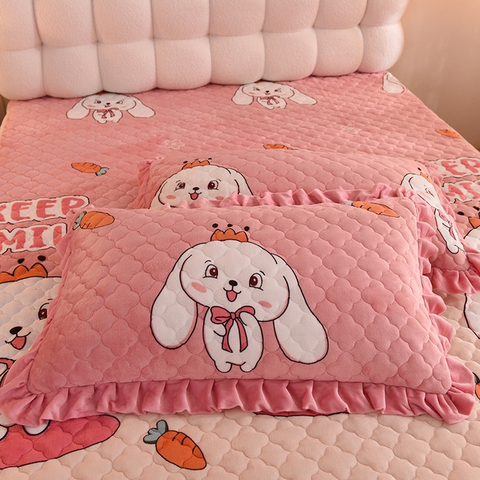 91家纺网 家纺一手货源 找家纺 美达 2025新款A类牛奶绒夹棉床垫 玉兔粉