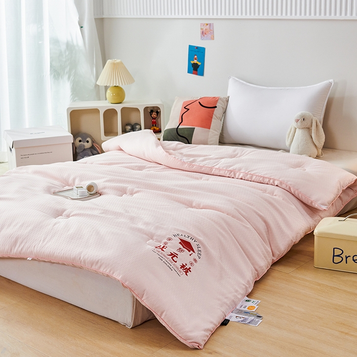 91家纺网 家纺一手货源 找家纺 丽卡家纺 2023新款澳棉提花状元被冬被 樱花粉