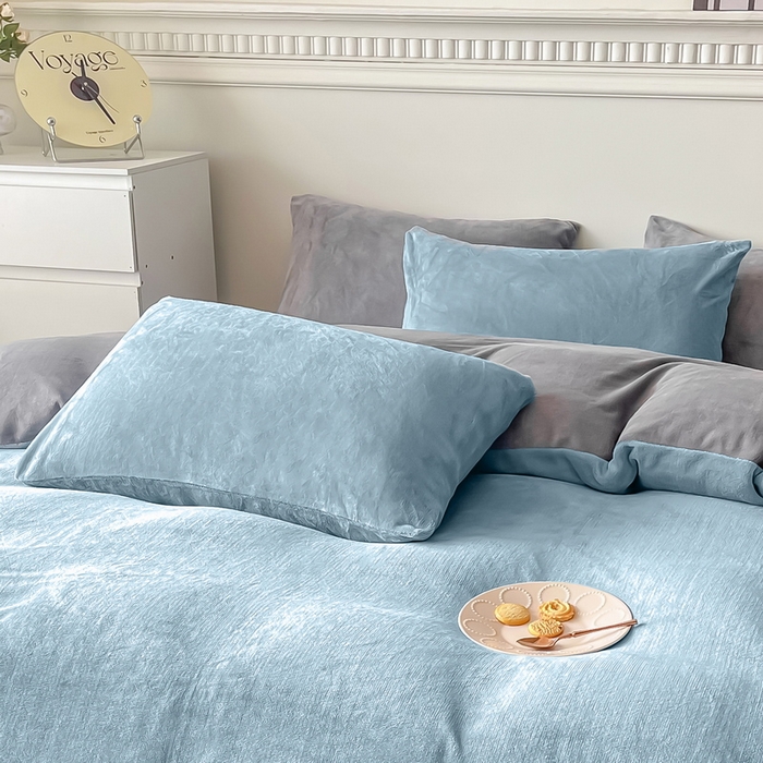 91家纺网 家纺一手货源 找家纺 莎臣豹 2025新款牛奶绒双拼撞色系四件套 浅蓝灰