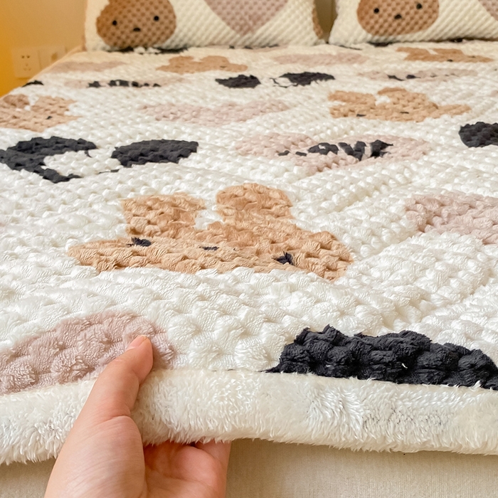 91家纺网 家纺一手货源 找家纺 澳梵家居 2023新款豆豆绒夹棉床护垫 咖啡兔