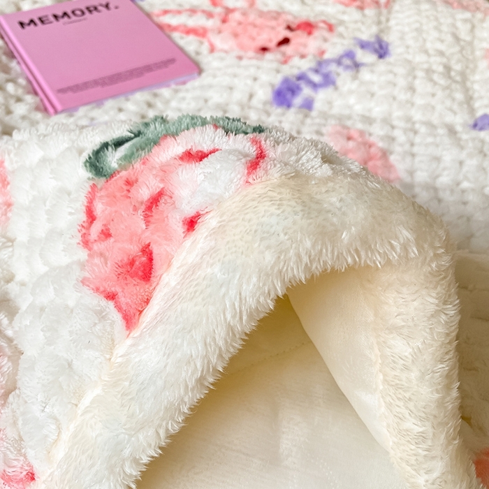 91家纺网 家纺一手货源 找家纺 澳梵家居 2023新款豆豆绒夹棉床护垫 爱心草莓兔