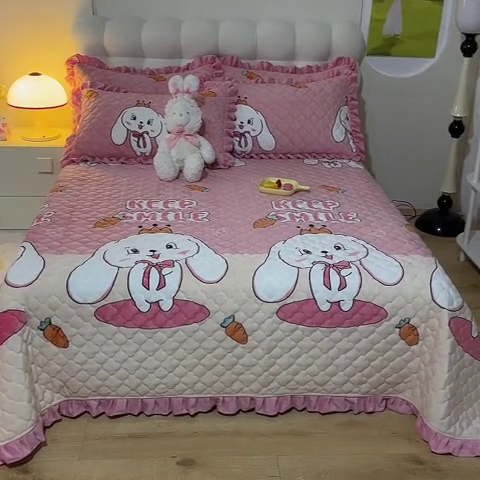 91家纺网 家纺一手货源 找家纺 美达 2025新款A类牛奶绒夹棉床盖 玉兔-粉