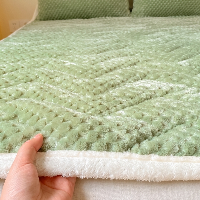 91家纺网 家纺一手货源 找家纺 澳梵家居 2023新款豆豆绒夹棉床护垫 豆豆-草绿