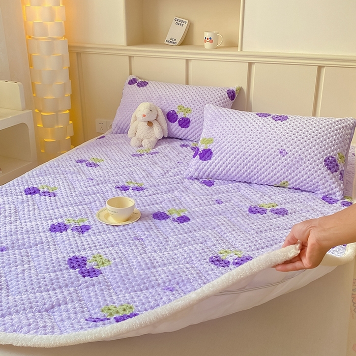 91家纺网 家纺一手货源 找家纺 澳梵家居 2023新款豆豆绒夹棉床护垫 紫樱桃