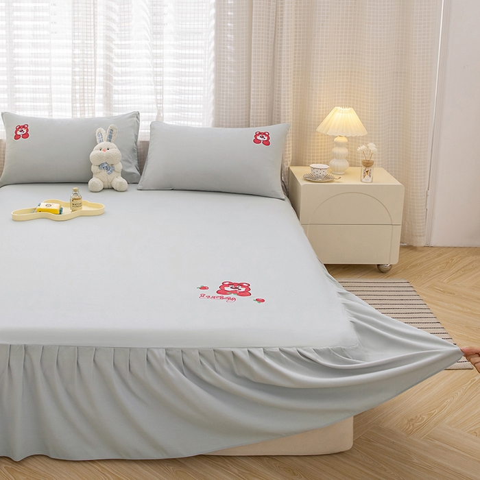 91家纺网 家纺一手货源 找家纺 极梦家纺（支持定制） 2025新款韩版纯色卡通单床裙三件套素色 浅灰可爱熊