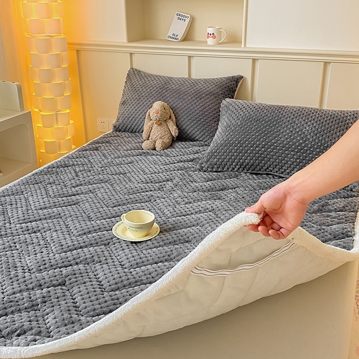 91家纺网 家纺一手货源 找家纺 澳梵家居 2023新款豆豆绒夹棉床护垫 豆豆-灰色