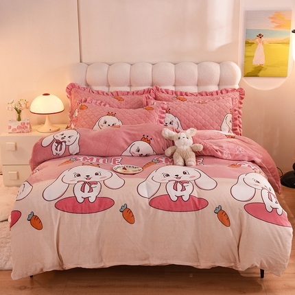 91家纺网 家纺一手货源 找家纺 美达 2025新款A类牛奶绒印花床笠款四件套 玉兔粉