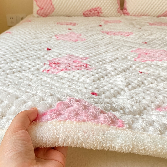 91家纺网 家纺一手货源 找家纺 澳梵家居 2023新款豆豆绒夹棉床护垫 一只兔兔