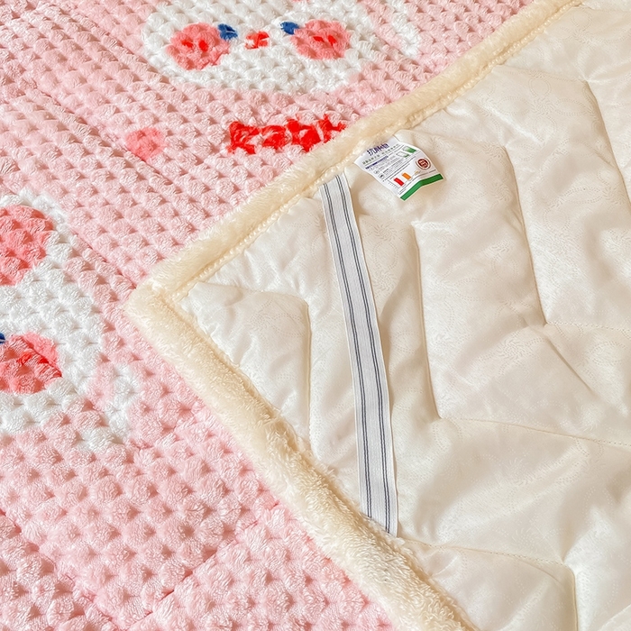 91家纺网 家纺一手货源 找家纺 澳梵家居 2023新款豆豆绒夹棉床护垫 奶油味兔兔