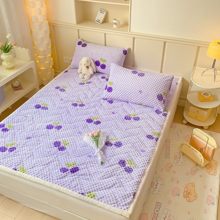 91家纺网 家纺一手货源 找家纺 澳梵家居 2023新款豆豆绒夹棉床护垫 紫樱桃