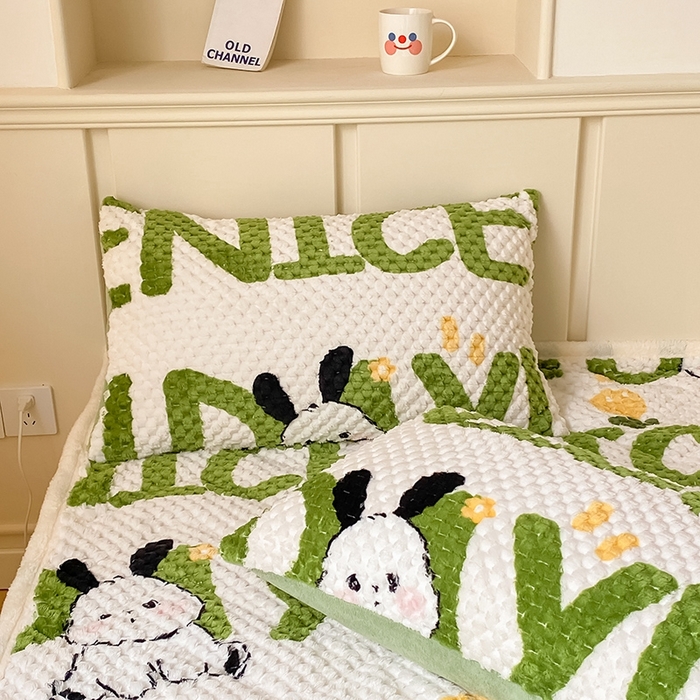 91家纺网 家纺一手货源 找家纺 澳梵家居 2023新款豆豆绒夹棉床护垫 字母兔兔