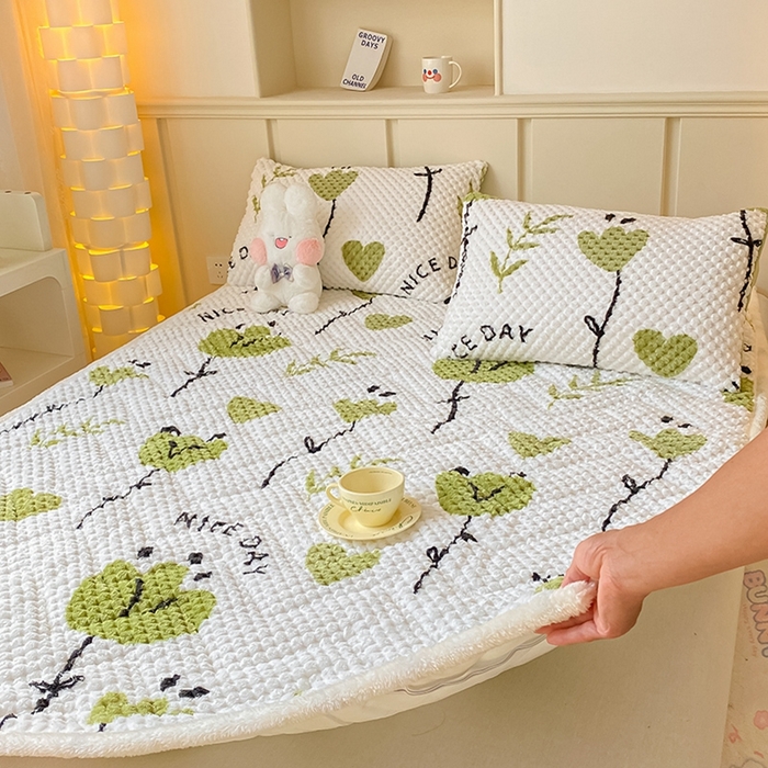 91家纺网 家纺一手货源 找家纺 澳梵家居 2023新款豆豆绒夹棉床护垫 春之物语