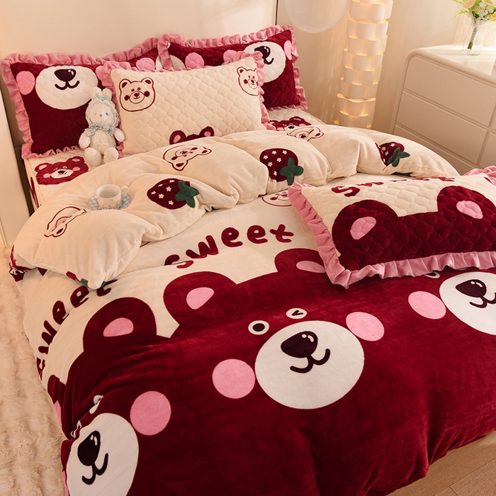 91家纺网 家纺一手货源 找家纺 美达 2025新款A类牛奶绒印花床笠款四件套 草莓熊