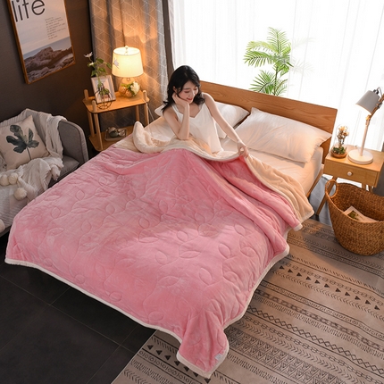 91家纺网 家纺一手货源 找家纺 小牛席业 2023新款复合休闲毛毯——叶语被毯加厚系列 粉色