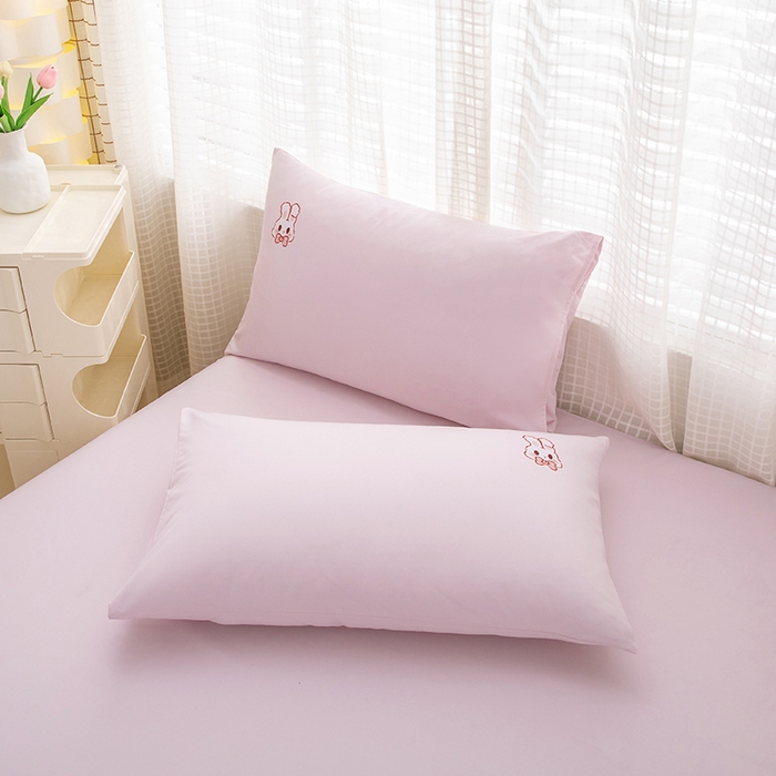 91家纺网 家纺一手货源 找家纺 极梦家纺（支持定制） 2025新款韩版纯色卡通单床裙三件套素色 浅粉小兔