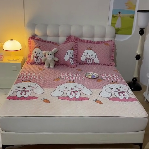 91家纺网 家纺一手货源 找家纺 美达 2025新款A类牛奶绒夹棉床垫 玉兔粉