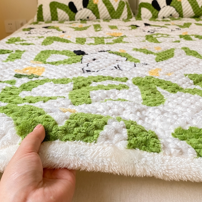 91家纺网 家纺一手货源 找家纺 澳梵家居 2023新款豆豆绒夹棉床护垫 字母兔兔