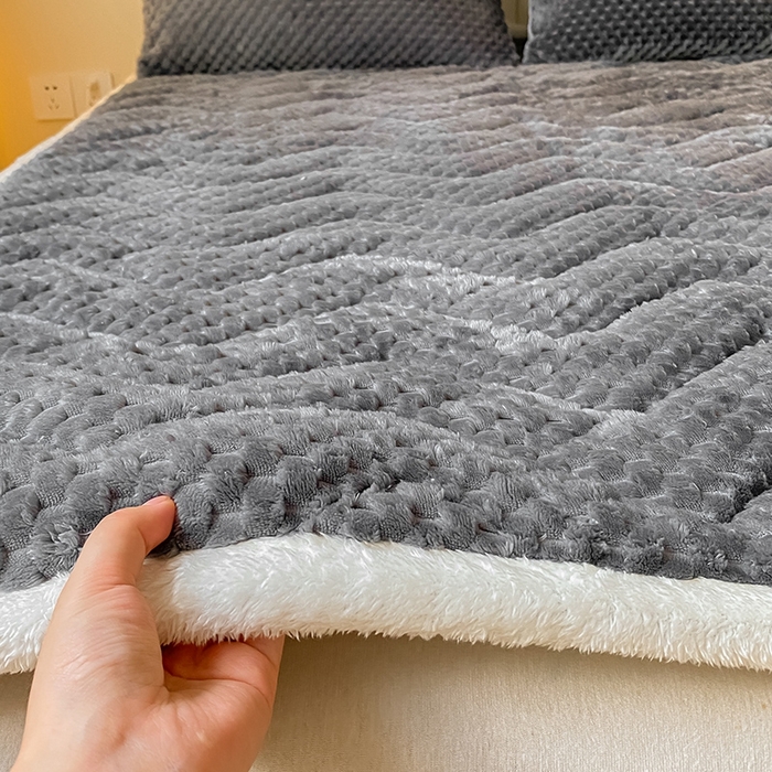 91家纺网 家纺一手货源 找家纺 澳梵家居 2023新款豆豆绒夹棉床护垫 豆豆-灰色